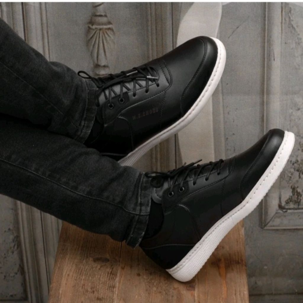 فروش اینترنتی کفش اسپرت مردانه مدل شاتل رنگ مشکی زیره سفید