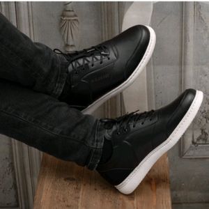 فروش اینترنتی کفش اسپرت مردانه مدل شاتل رنگ مشکی زیره سفید