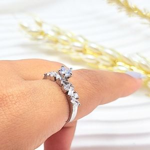 خرید آنلاین انگشتر نگین حلقه ای جواهری