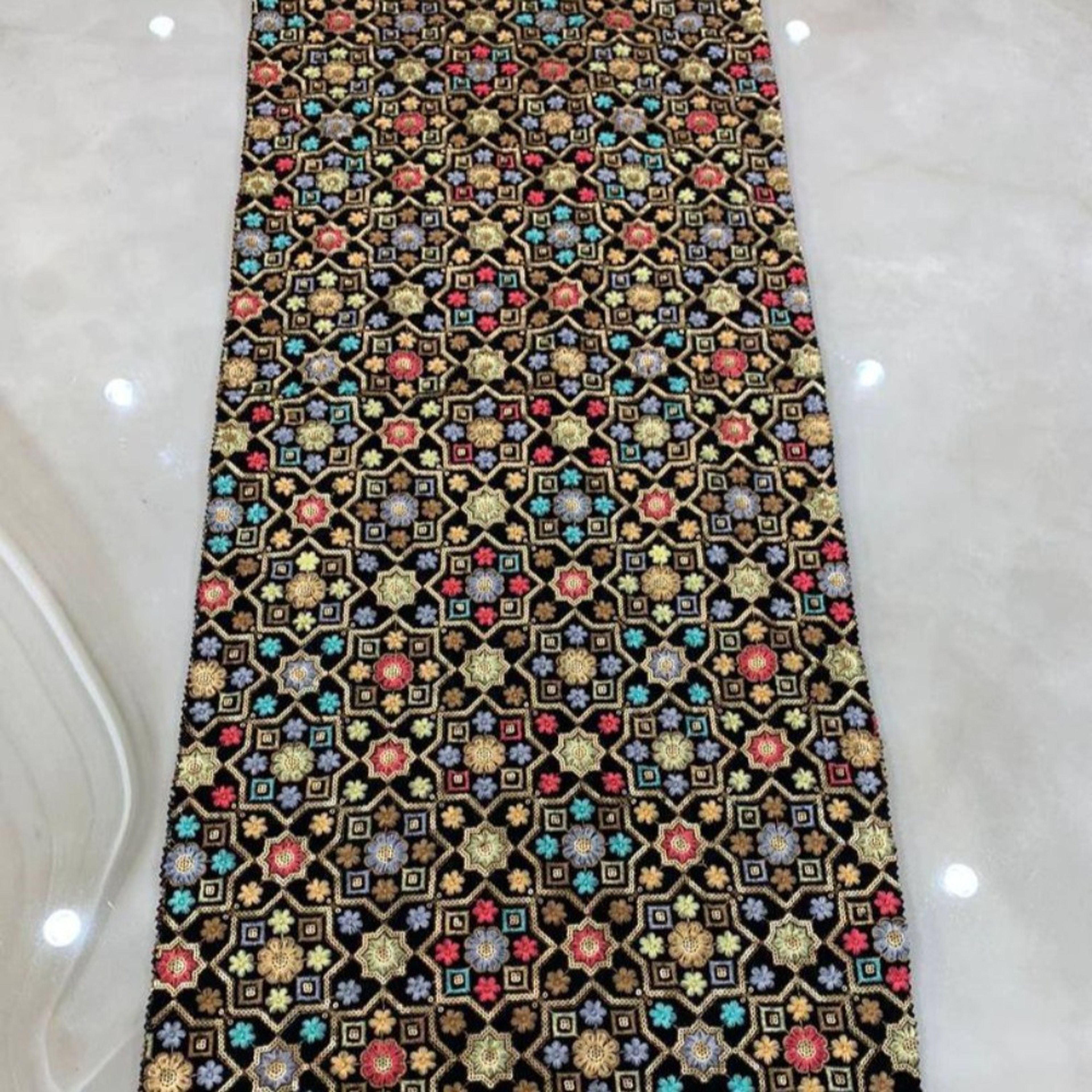 خرید آنلاین مخمل سوزندوزی P646