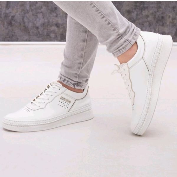 کفش کتونی مردانه مدل فروزان رنگ سفید