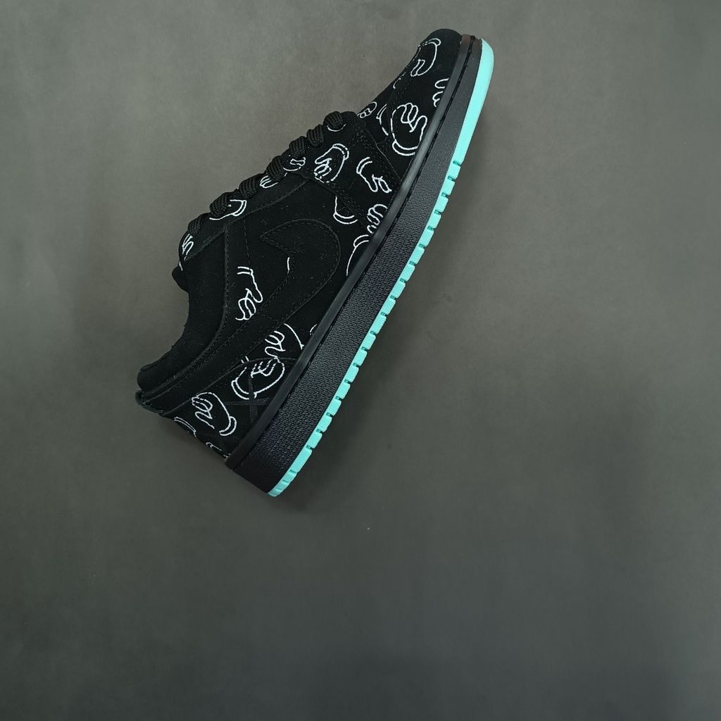 فروش اینترنتی کتونی مردانه جردن کاز مشکی کیفیت بالا