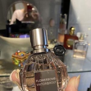 مشخصات تستر اروپایی عطر ادکلن ویکتور اند رولف فلاور بمب | Viktor Rolf Flower Bomb
