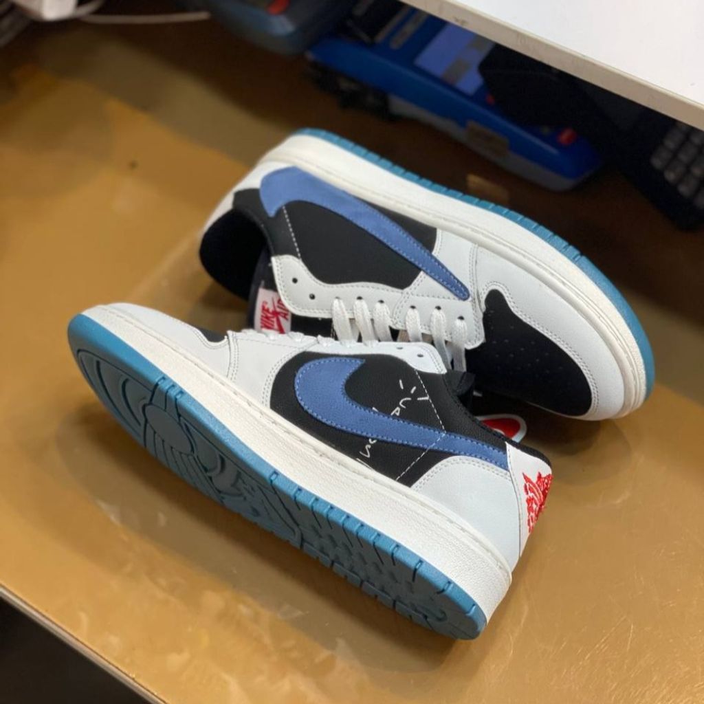 خرید اینترنتی کفش جردن تراویس مردانه رنگ سفید مشکی