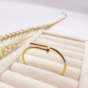 خرید اینترنتی دستبند پرطرفدار میخی طلایی