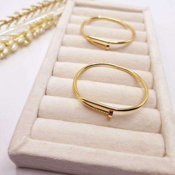 دستبند پرطرفدار میخی طلایی