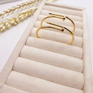 خرید اینترنتی دستبند پرطرفدار میخی طلایی