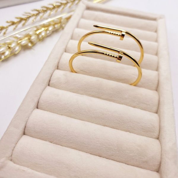 دستبند پرطرفدار میخی طلایی