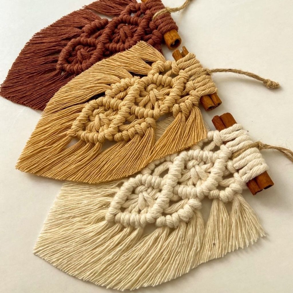 فروش اینترنتی گیفت با چوب دارچین مکرومه طرح هدیه