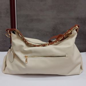 خرید آنلاین کیف زنانه رودوشی طرح الکساندر وانگ