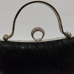 مشخصات کیف زنانه مجلسی چرم دسته نگین دار