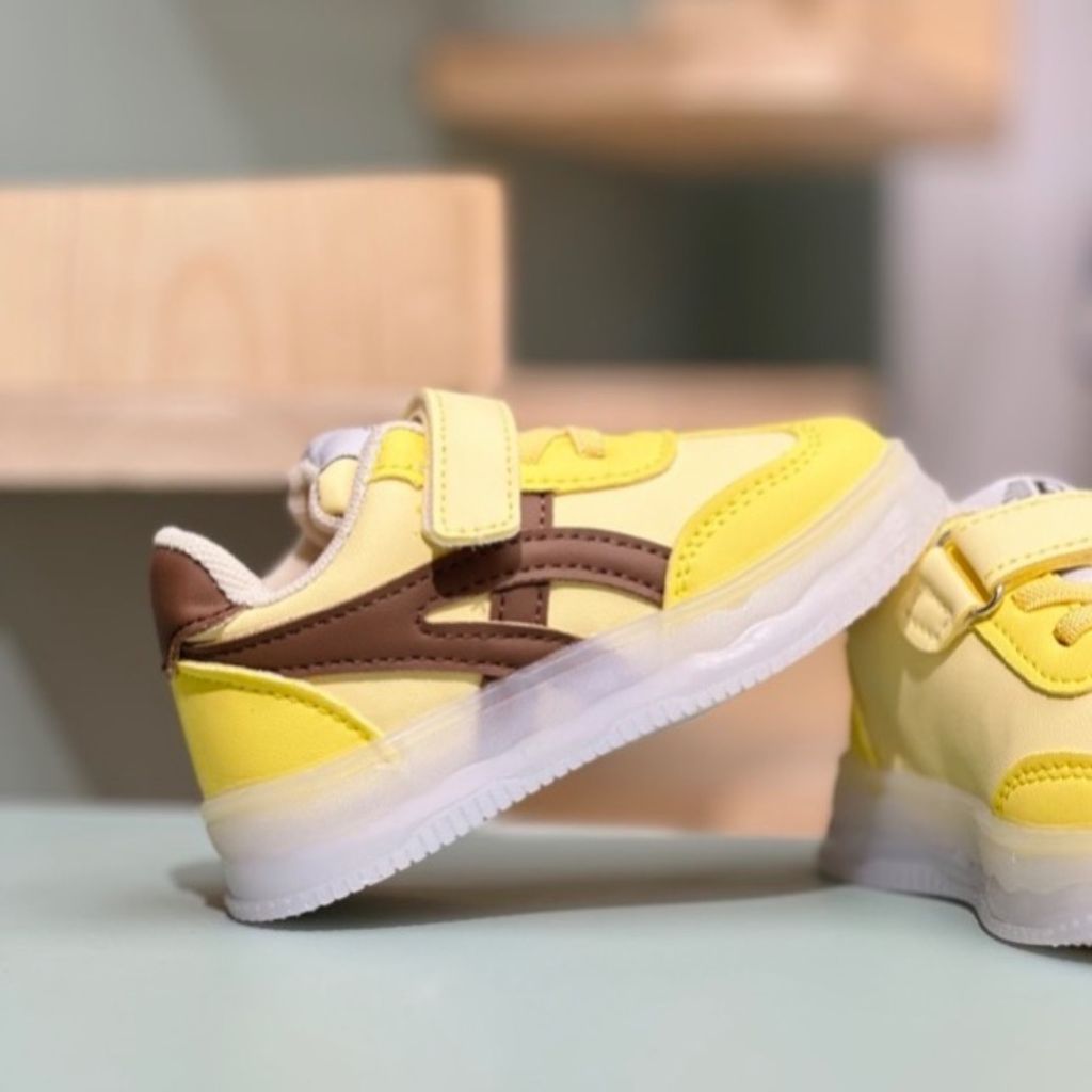 قیمت ارزان کتونی بچگانه وارداتی چراغدار طرح Asics برند Kids کد 4022704