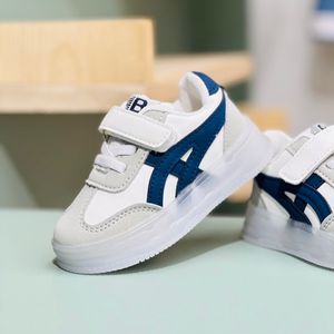 خرید اینترنتی قیمت کتونی بچگانه وارداتی چراغدار طرح Asics برند Kids کد 4022704