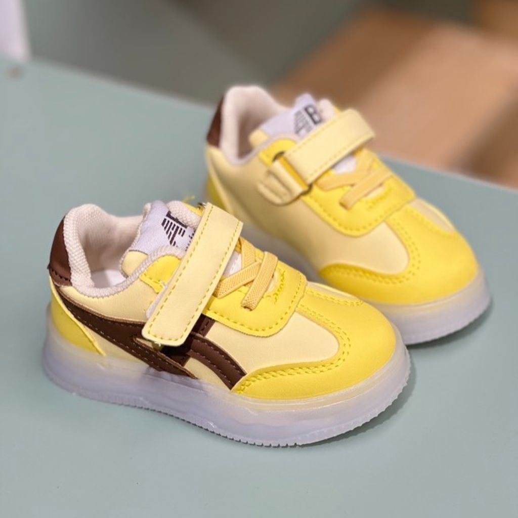 خرید اینترنتی قیمت کتونی بچگانه وارداتی چراغدار طرح Asics برند Kids کد 4022704