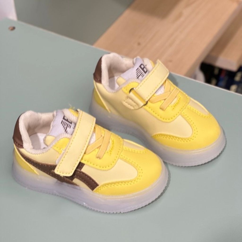 خرید اینترنتی قیمت کتونی بچگانه وارداتی چراغدار طرح Asics برند Kids کد 4022704