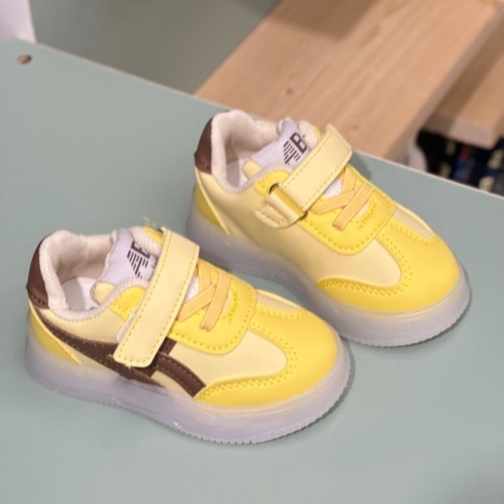 قیمت ارزان کتونی بچگانه وارداتی چراغدار طرح Asics برند Kids کد 4022704