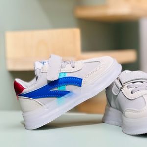 قیمت ارزان کتونی بچگانه وارداتی چراغدار طرح Asics برند Kids کد 4022704