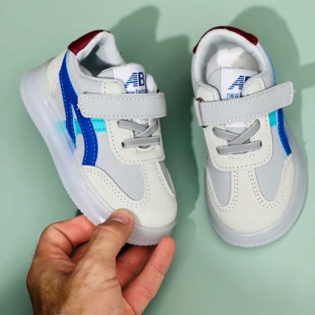 قیمت کتونی بچگانه وارداتی چراغدار طرح Asics برند Kids کد 4022704