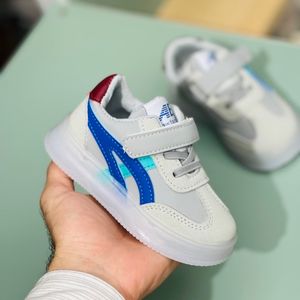 خرید اینترنتی قیمت کتونی بچگانه وارداتی چراغدار طرح Asics برند Kids کد 4022704