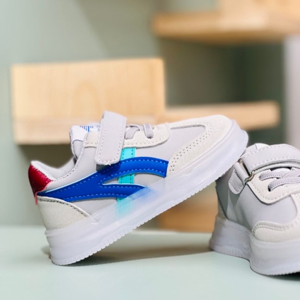 خرید اینترنتی قیمت کتونی بچگانه وارداتی چراغدار طرح Asics برند Kids کد 4022704