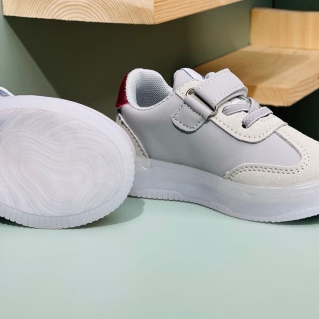 قیمت کتونی بچگانه وارداتی چراغدار طرح Asics برند Kids کد 4022704