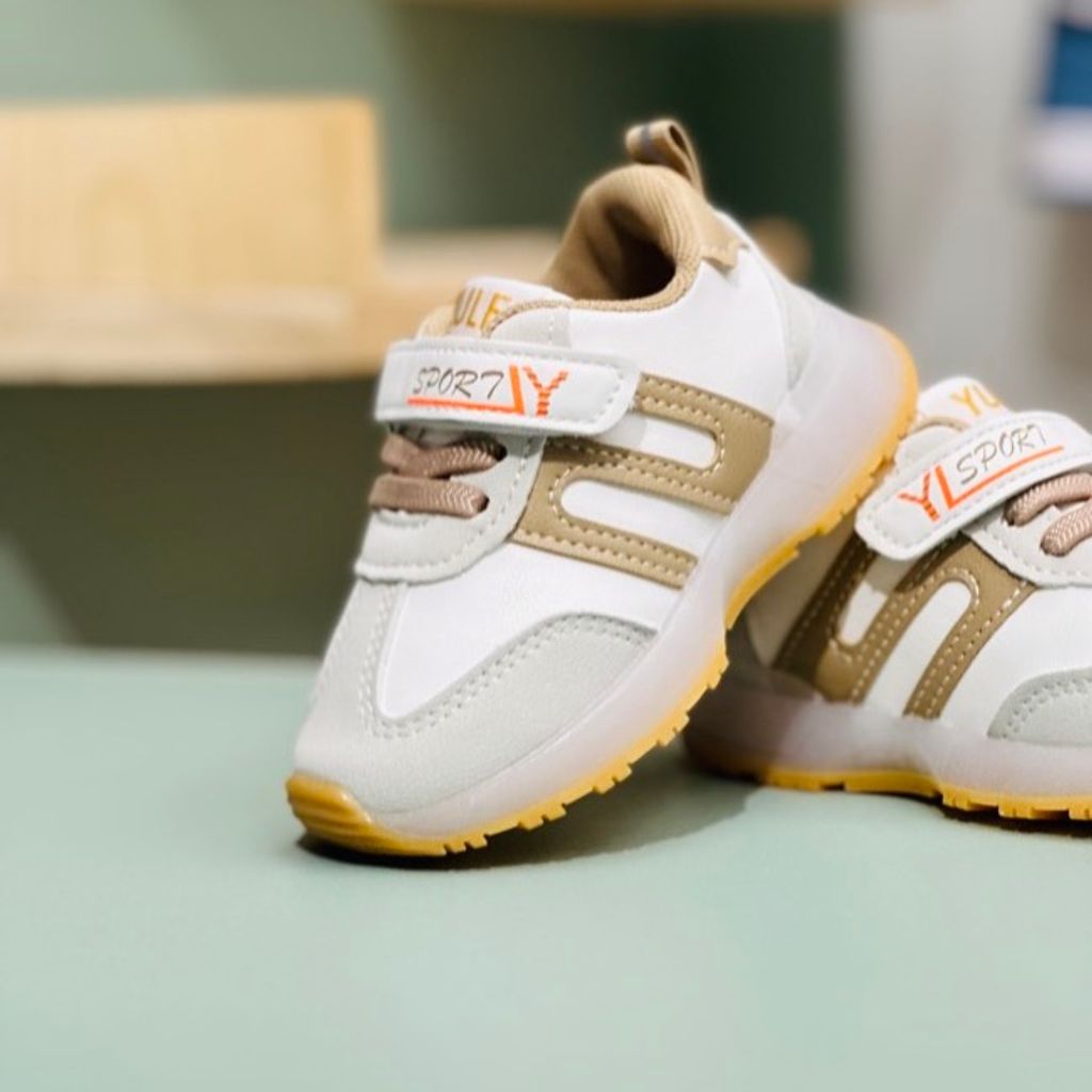 خرید اینترنتی قیمت کتونی بچگانه چراغدار طرح S برند Kids کد 4022705