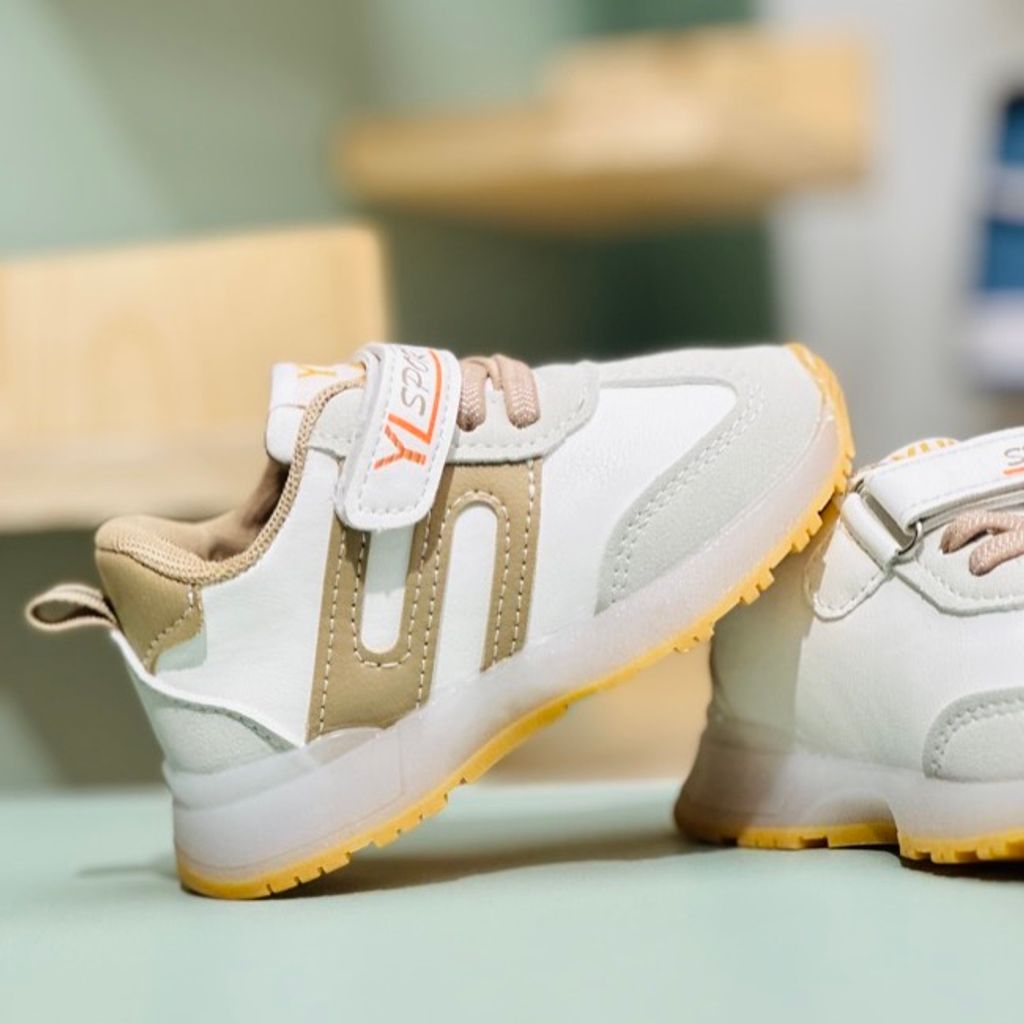 خرید اینترنتی قیمت کتونی بچگانه چراغدار طرح S برند Kids کد 4022705