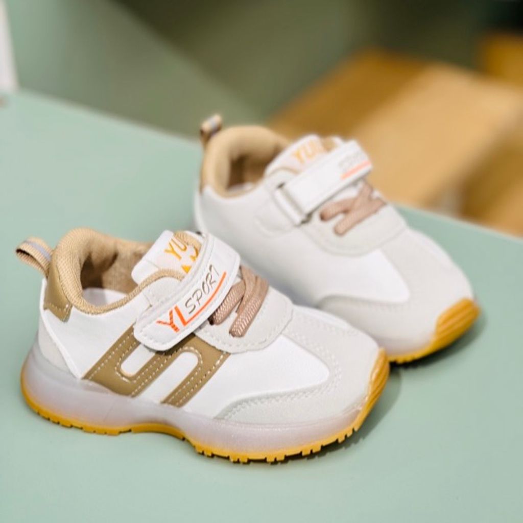 خرید اینترنتی قیمت کتونی بچگانه چراغدار طرح S برند Kids کد 4022705