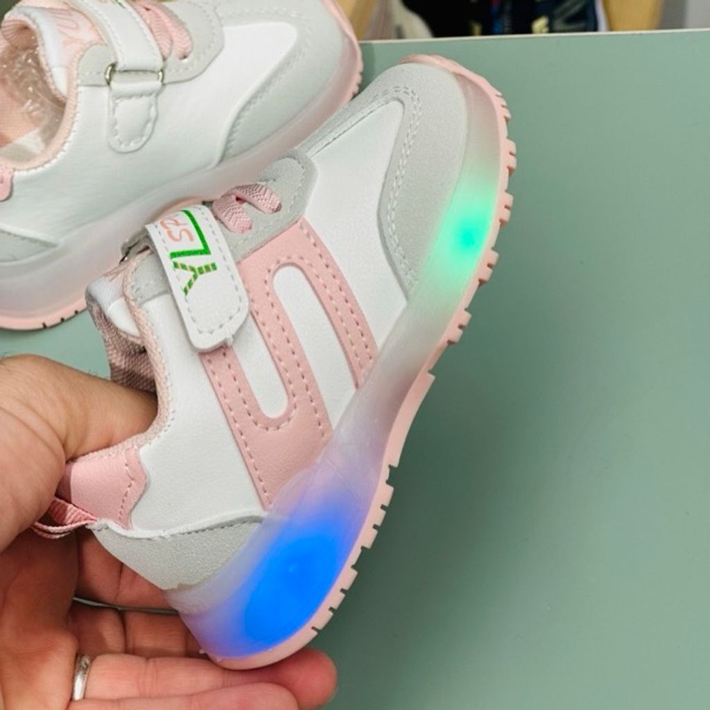 خرید اینترنتی قیمت کتونی بچگانه چراغدار طرح S برند Kids کد 4022705