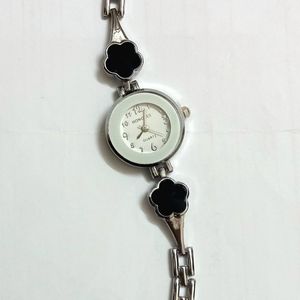 فروش اینترنتی ساعت نقره ای مشکی زنانه