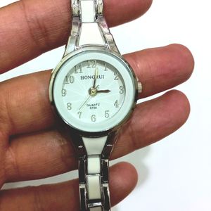 ساعت صدفی سفید زنانه