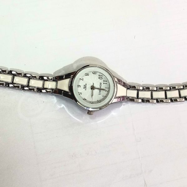 ساعت صدفی سفید زنانه