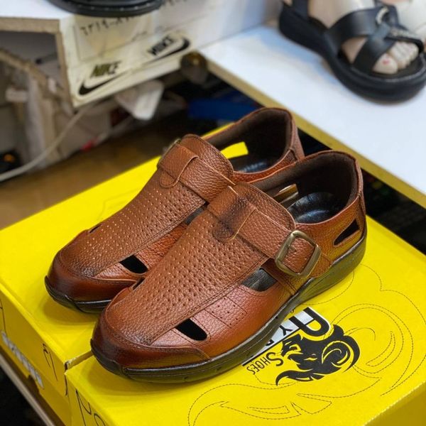 صندل چرم مردانه جلو بسته رنگ عسلی