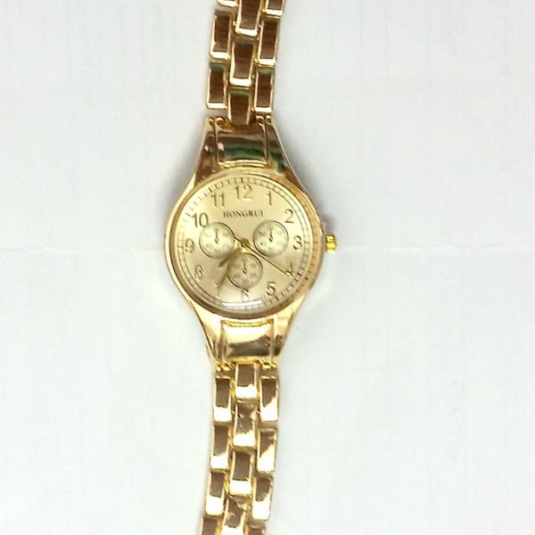 ساعت روزانه طلایی زنانه