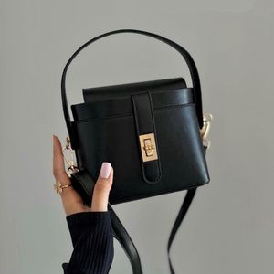 کیف صندوقی رهام