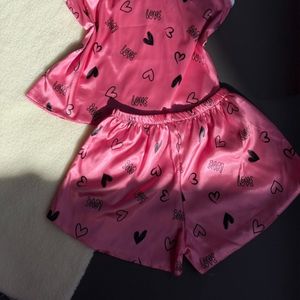 مشخصات تاپ و شلوارک ساتن قلبی