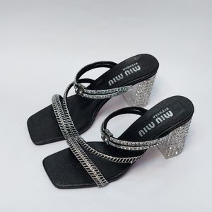 مشخصات کفش مجلسی زنانه پاشنه بلند نگین دار سه بندی