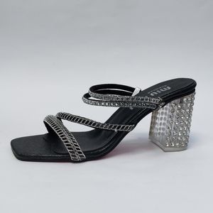 فروش اینترنتی کفش مجلسی زنانه پاشنه بلند نگین دار سه بندی