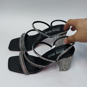 فروش اینترنتی کفش مجلسی زنانه پاشنه بلند نگین دار سه بندی