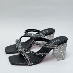 خرید اینترنتی کفش مجلسی زنانه پاشنه بلند نگین دار سه بندی