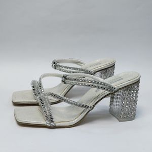 مشخصات کفش مجلسی زنانه پاشنه بلند نگین دار سه بندی شیک