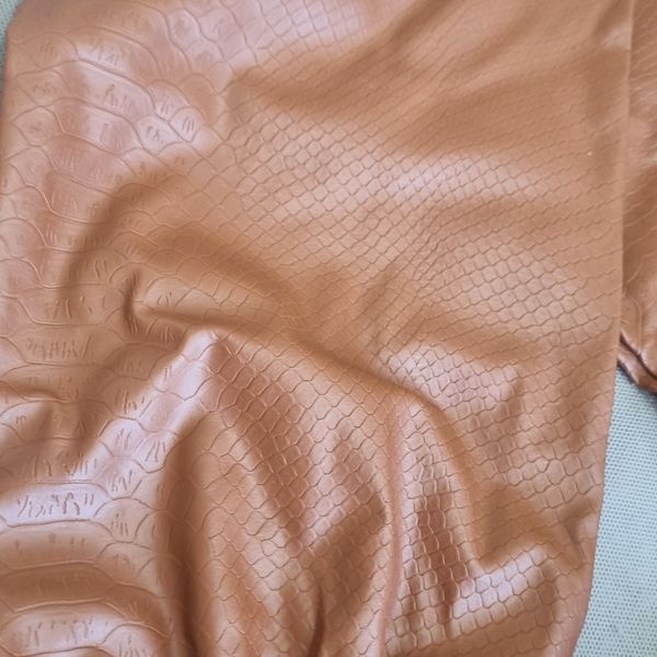 بارانی چرم زنانه سایز 38 طراحی مدرن با کلاه و آستین کشدار