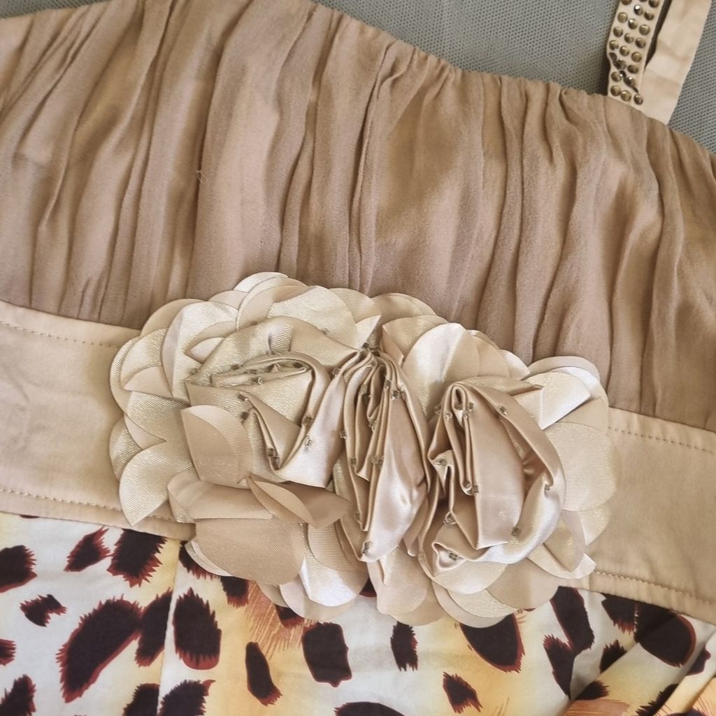 مشخصات پیراهن مجلسی زنانه سایز اسمال ترکیب کرم و پلنگی با بند نگین دار