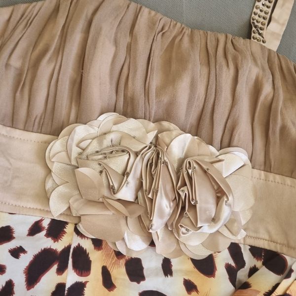 پیراهن مجلسی زنانه سایز اسمال ترکیب کرم و پلنگی با بند نگین دار