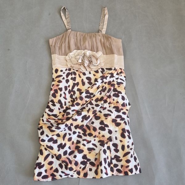 پیراهن مجلسی زنانه سایز اسمال ترکیب کرم و پلنگی با بند نگین دار