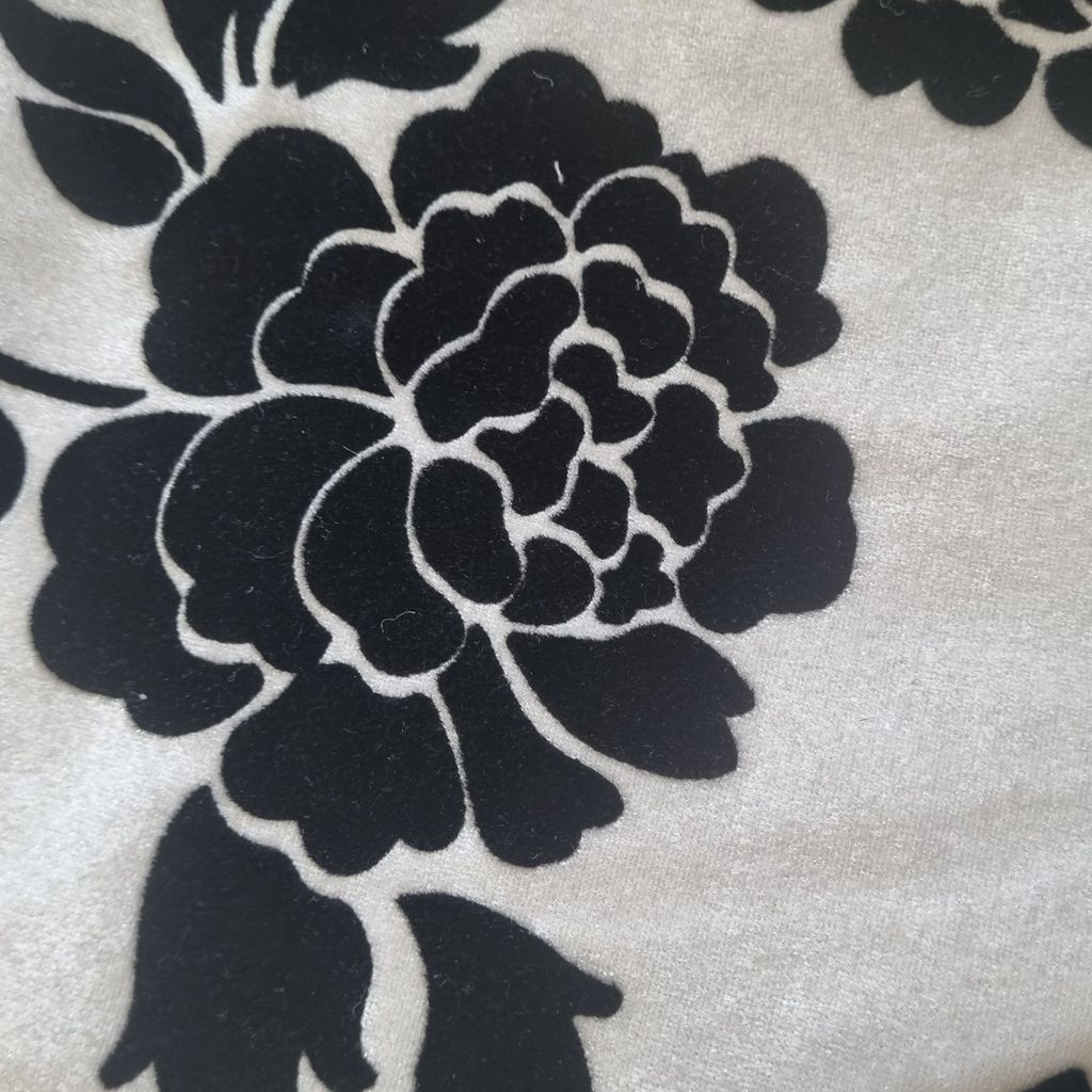 قیمت ارزان کوسن مخمل با طرح گل دار کلاسیک