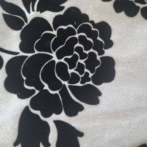 قیمت ارزان کوسن مخمل با طرح گل دار کلاسیک