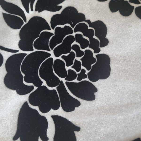 کوسن مخمل با طرح گل دار کلاسیک