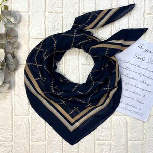 خرید اینترنتی روسری نخی سیااسکارف