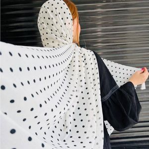 شال توپی سفید و مشکی